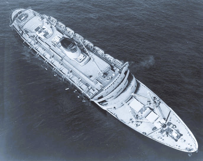 Andrea Doria mit Schlagseite, Foto der US Coast Guard